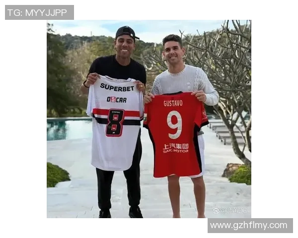 足球明星赛后暖心举动将球衣赠送球迷展现真情与温暖